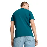Remera de hombre Puma color verde azulado con logo y gráfico estampado en el frente.