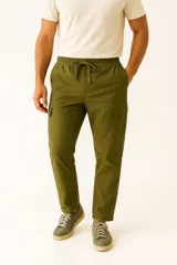 Pantalón de lino color verde militar, con cintura elástica ajustable con cordón y bolsillos cargo laterales.
