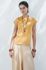 Remera color ladrillo con cuello redondo y mangas cortas.