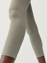 Calza capri negra de tejido Shape_Tech, con cintura cruzada bicolor de gran confort.