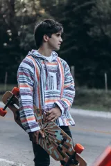 Buzo tipo hoodie con capucha y bolsillo tipo canguro, con diseño a rayas horizontales de colores blanco, naranja, violeta y celeste.