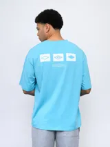 Remera color arena de corte holgado, con cuello redondo y logo de Umbro estampado en el pecho.