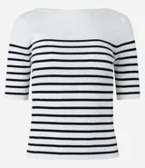Blusa de punto con textura acanalada, escote barco y mangas 3/4. Diseño a rayas horizontales blancas y negras.