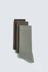 Pack de tres pares de calcetines tejidos en hilatura con mezcla de algodón y acabado en rib, en tonos marrón, gris topo y gris claro.