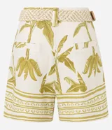 Short de cintura alta confeccionado en viscolino con estampado de cocoteros y elementos étnicos. Incluye cinturón de rafia artificial con hebilla de argollas.