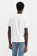 Remera blanca de corte relajado con estampado de rosas en negro y logo de Levi's en verde neón.