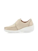 Zapato slip on color marrón con elástico en el empeine y suela blanca.