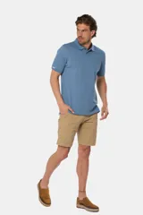 Bermuda clásica color beige confeccionada en algodón con elasticidad, con bolsillos laterales y detalle en bolsillo trasero.