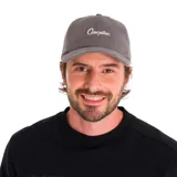 Gorra de pana color mostaza con visera curva, seis paneles y logo de Caterpillar bordado en negro en el frente.