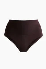 Pack de dos bombachas de tiro alto color chocolate, con efecto moldeador en la cintura y cobertura total en la parte trasera. Diseñadas con el mínimo de costuras para una sensación suave y mínima visibilidad bajo la ropa.