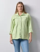 Campera de tejido soft estampado a rayas azules y blancas, marca Ruby Rd. Tiene abertura central con botones metálicos y bolsillos delanteros.