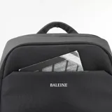 Mochila negra de poliéster impermeable con capacidad de 22 litros. Tiene compartimento para laptop de hasta 17,3 pulgadas, cuatro bolsillos interiores (dos con cremallera), dos espacios para botellas de agua, llavero interior, espacio para tarjeta y cinturón para valija en la parte trasera.
