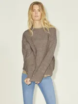 Sweater de punto color marrón con textura tipo waffle, cuello redondo y mangas largas.