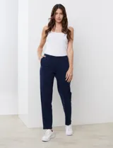 Pantalón jogger blanco de algodón con pretina elastizada.