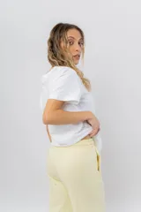 Pantalón jogger wide fit color amarillo pastel, confeccionado en algodón suave, con cintura elástica con cordón ajustable y bolsillos laterales funcionales.