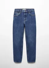 Pantalón de jean azul oscuro, tiro alto, corte mom fit, con cinco bolsillos y cierre de cremallera y botón.