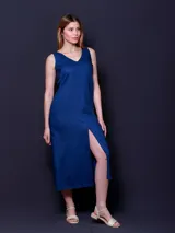 Vestido midi azul de lino, corte recto, con escote en V y tajo lateral.