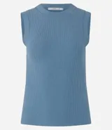 Musculosa color verde oliva, de rib acanalado, con cuello redondo y sin mangas.