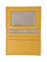 Tarjetero color marrón con textura símil reptil, aplique metálico con logo de la marca y múltiples ranuras.