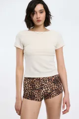 Top blanco de textura arrugada, con cuello redondo y mangas cortas.