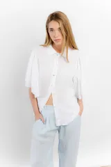 Camisa blanca de lino con cuello clásico y mangas cortas acampanadas.