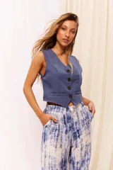 Chaleco azul con escote en V y cierre frontal con botones.