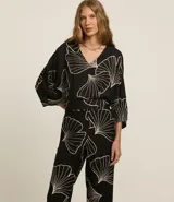 Pantalón wide leg negro con estampado de hojas en color crema, cintura elastizada y bordado de follaje.