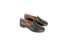 Mocasines de cuero negro con detalle de pespuntes en el empeine.