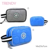 Cartuchera o neceser acolchado color azul brillante, con costuras hexagonales y ribete blanco. Presenta un parche circular con un balón de fútbol y texto que dice "SOCCER TOURNAMENT WIN IT TO WIN IT". Incluye una tira lateral de tela a rayas blancas y negras y un tirador de cierre trenzado.