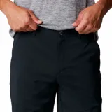 Short de hombre color verde oliva, con bolsillos laterales y traseros con cierre. Protección solar UPF 50 y repelencia al agua.