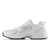 Championes New Balance modelo U530, color blanco con detalles en gris y negro, confeccionados en malla y material sintético, con logo "N" característico en los laterales y entresuela ENCAP.