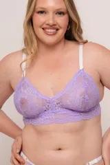 Bralette blanco de encaje floral con breteles regulables y cierre trasero con gancho.