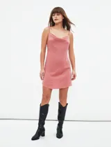 Vestido corto color rosa viejo, con breteles finos y escote drapeado.