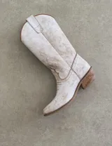 Botas de cuero negro con bordado decorativo en el caño y empeine, taco bajo y punta fina. Diseño de estilo cowboy.