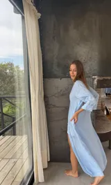 Túnica celeste de lino con bordados en el frente y mangas largas.