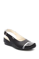 Zapato de cuero negro bajo con talón descubierto y hebilla lateral, diseño elegante y cómodo.