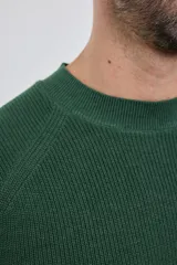 Sweater color mostaza, de punto con diseño de textura y escote redondo.