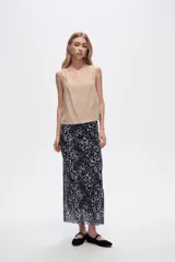 Falda midi de corte recto con estampado animal print en tonos grises y negros.