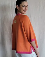 Sweater color beige de tejido de punto con mangas cortas y cuello redondo.