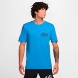 Camiseta de hombre Nike Dri-Fit Tee Brand Read, color celeste con logo Nike estampado en el pecho.
