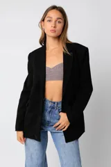 Blazer negro de corte clásico, con solapas de muesca y cierre frontal con un botón.