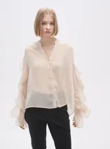Camisa color crudo de poliéster con cuello mao y mangas largas con volados.