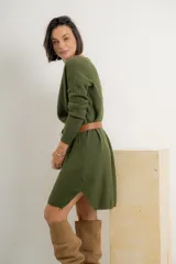 Vestido corto verde militar de hilo, con escote en V y corte suelto.