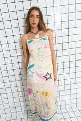 Vestido midi de modal satinado con estampado colorido, tirantes finos y diseño fluido.