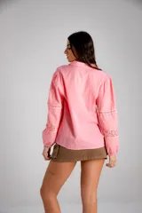 Camisa color verde oliva con detalles de encaje en el frente y en las mangas largas abullonadas.