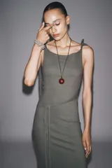 Vestido midi gris de algodón con escote recto, tirantes finos ajustables con lazos y cinturón lazado en la cintura.