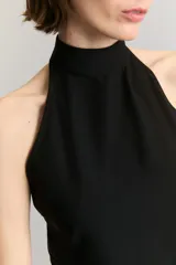 Top negro de seda con cuello halter, calce slim, pliegues laterales, cierre invisible y espalda deportiva.