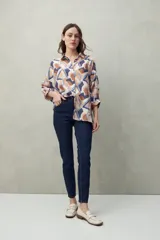 Jean chupín de tiro alto color azul oscuro, con bolsillos delanteros y traseros, confeccionado en denim con textura suave y leve elasticidad que se adapta al cuerpo.