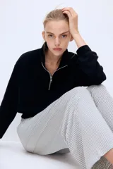Pantalón de corte holgado en punto suave con rayas horizontales. Modelo con piernas rectas y elástico revestido con cordón para ajustar en la cintura.