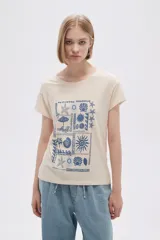 Remera color crema con estampado de motivos playeros en color azul.